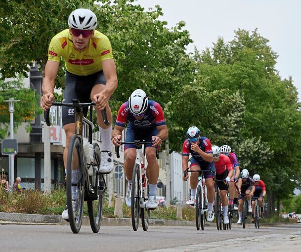 Über die abgesperrte Linednestraße führt ein Teil des 1000 Meter langen Rundparcours.