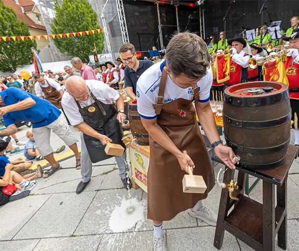 Spritzige Sache: Tamms Bürgermeister Martin Bernhard (links) und Handball-Trainer Thomas Schimkus beim Fassanstich. Auch Aspergs Bürgermeister Christain Eiberger stellte sich der feucht-fröhlichen Herausforderung.