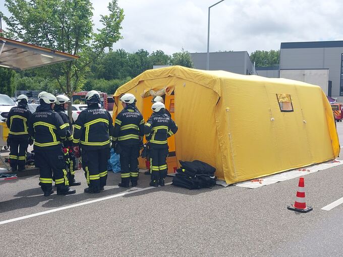 Die Feuerwehr ist mit einer speziellen Ausrüstung vor Ort.