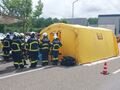 Die Feuerwehr ist mit einer speziellen Ausrüstung vor Ort.