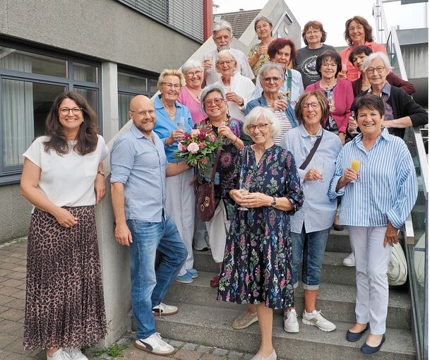 Renate Bauszus und Bruno Danzeglocke (beide Schiller-VHS) übergeben Blumen an Kurssprecherin Cheng Keiger.