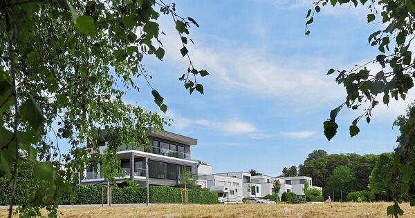 In der Caerphillystraße am Rand des Stadtteils Grünbühl-Sonnenberg werden Baugrundstücke nach Höchstgebot verkauft.