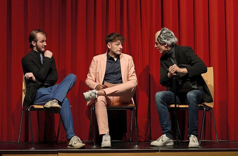 Die Theater-AG der Erich-Bracher-Berufschule brillierte mit Molières schwarzer Komödie „Der Geizige“.
