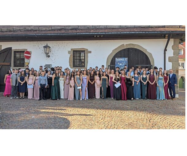 Die Realschülerinnen und -schüler in festlicher Kleidung vor der Bietigheimer Kelter.
