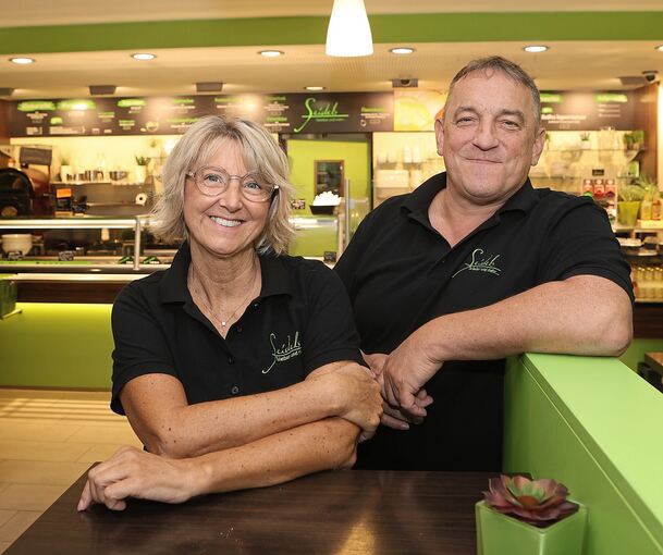 Es grünt so grün: Heidi und Frank Seidel in ihrer Salatbar in der Asperger Straße. Seit knapp 15 Jahren servieren sie hier gesundes Essen – und Insekten.