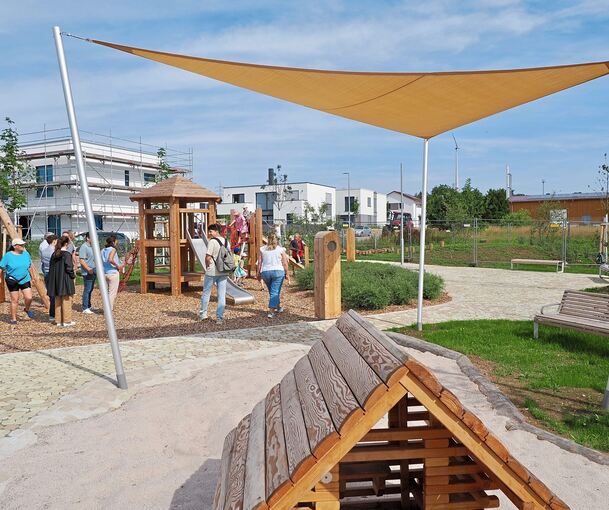 Sonnensegel auf Kinderspielplatz: Kitas sind ebenfalls aufgerufen, Kinder so vor der Sonne zu schützen.