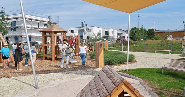 Sonnensegel auf Kinderspielplatz: Kitas sind ebenfalls aufgerufen, Kinder so vor der Sonne zu schützen. Sonnensegel auf Kinderspielplatz: Kitas sind ebenfalls aufgerufen, Kinder so vor der Sonne zu schützen.