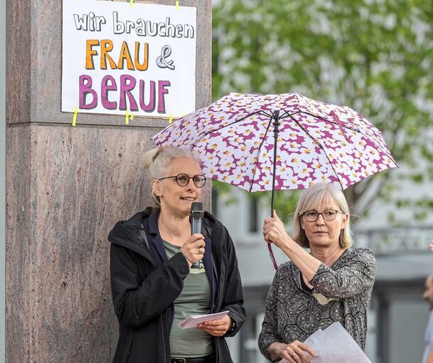 Carolin Semmler-Böe (links) und Kathrin Werner haben die Kundgebung organisiert.