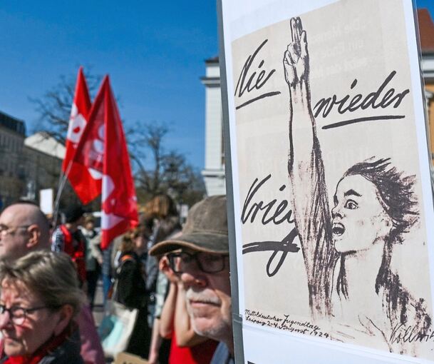 „Nie wieder Krieg“, diese Plakat stammt aus der Feder von Käthe Kollwitz. Liselotte Herrmann hatte sich die Künstlerin zum Vorbild genommen.