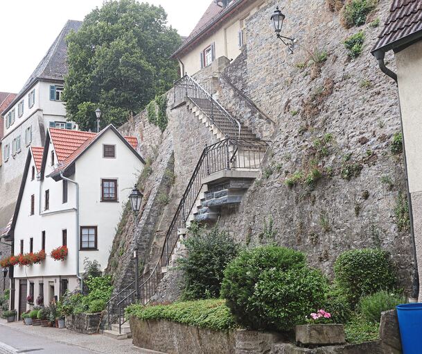 Rund um das Gebäude Bügelestorstraße 3 muss die Stadtmauer erneuert werden.