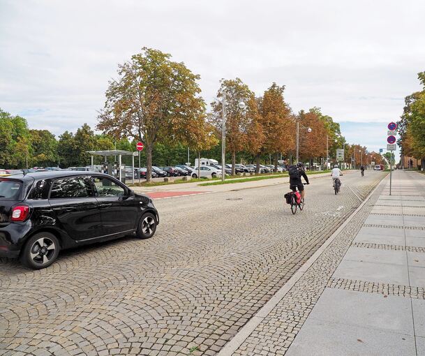 Friedrich-Ebert-Straße: Künftig bekommen Radler einen abgetrennten Radweg, Autos fahren nur noch gen Osten.