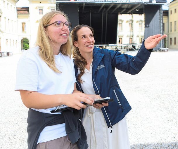 Lilly Scholz (links) von Eventstifter hat beim KSK Music Open alles im Griff. Das Bidl zeigt sie mit Mitarbeiterin Olivia Bischoff.