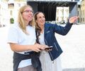 Lilly Scholz (links) von Eventstifter hat beim KSK Music Open alles im Griff. Das Bidl zeigt sie mit Mitarbeiterin Olivia Bischoff.