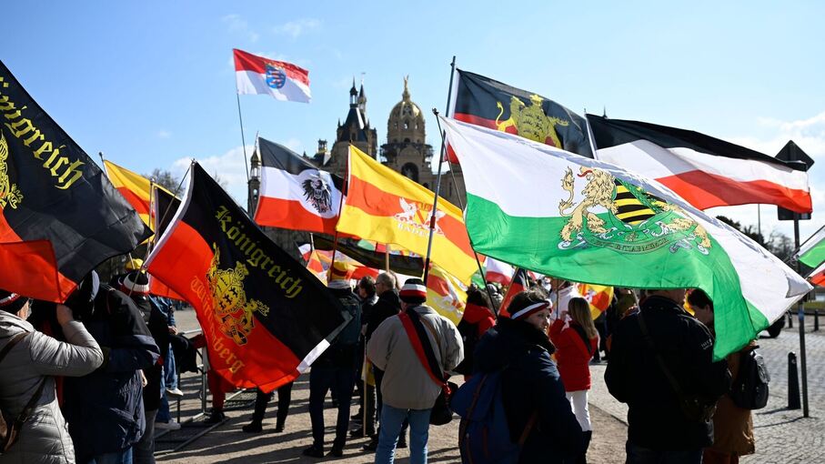 «Reichsbürger»-Treffen vor dem Schweriner Schloss
