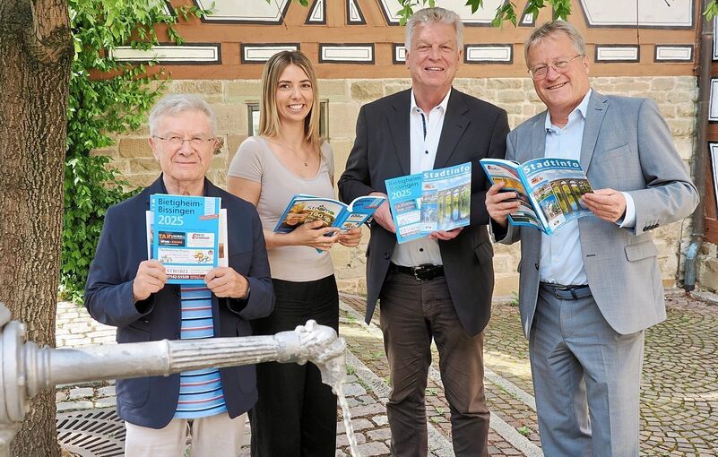 Bei der Übergabe von Adressbuch und Stadtinfo (von rechts): Verleger Gerhard Ulmer, Oberbürgermeister Jürgen Kessing sowie vom Verlag Ungeheuer+Ulmer Alexandra Ludwig und Wasyl Czmal.