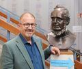 Jürgen Stolle an der Büste des Namensgebers des Friedrich-List-Gymnasiums. Der Wirtschaftstheoretiker List war auf dem Hohenasperg eingekerkert, auf den Stolle von seinem Büro aus schauen kann.