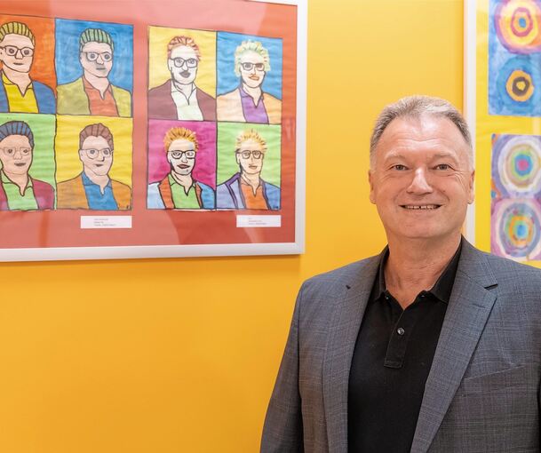 Ein echter Warhol: Schüler porträtieren Eberhard Schober im Stil des amerikanischen Pop-Art-Künstlers.