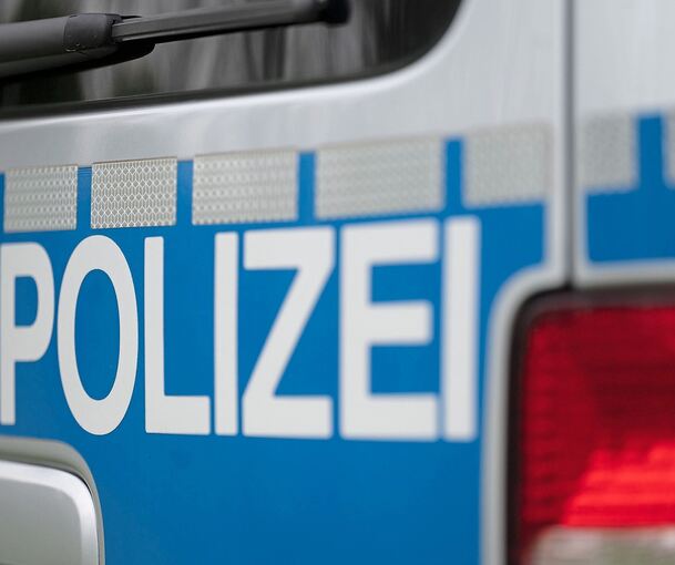 Die Polizei sucht nach der Unfallflucht Hinweise auf den unbekannten Lastwagenfahrer. Die Polizei sucht nach der Unfallflucht Hinweise auf den unbekannten Lastwagenfahrer.