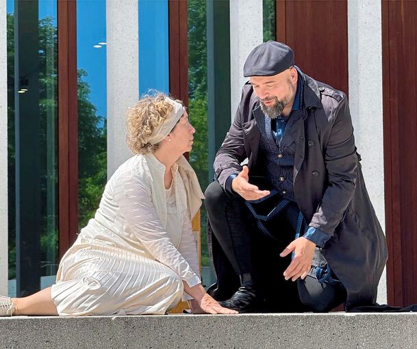 Mutiges Ringen um die Republik: „Fiesco“ auf der Marbacher Schillerhöhe – hier vor dem Eingang des Literaturmuseums der Moderne.