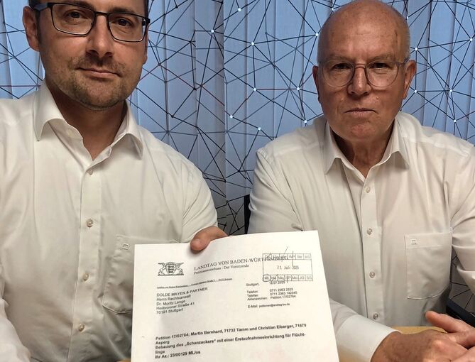 „Abgefertigt“ kommen sich Christian Eiberger (links) und Martin Bernhard angesichts der Antwort des Petitionsausschusses zum Thema Lea auf dem Schanzacker vor.