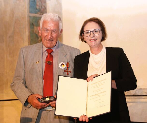 Staatssekretärin Sandra Boser überreicht Walter Pungartnik aus Vaihingen das Verdienstkreuz am Bande.