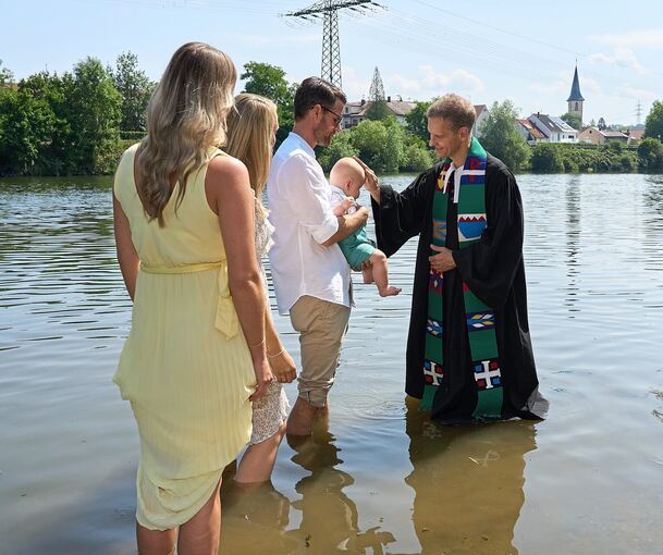 Taufe einmal anders: Hier wird im Neckar in Hoheneck getauft. Taufe einmal anders: Hier wird im Neckar in Hoheneck getauft.