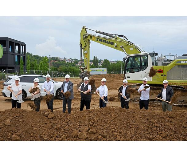 Startschuss für den Bau des Firmengebäudes am Eingang zum Remsecker Gewerbegebiet Rainwiesen: (von links) Karin Grün (Mutter von Michael), das Ehepaar Jelena und Michael Grün, Oberbürgermeister Dirk Schönberger, Rolf Grün (Vater von Michael), Manfred