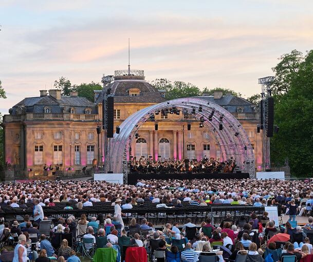 Der Höhepunkt der Ludwigsburger Schlossfestspiele: Die Monrepos Open Air Konzerte vor der Kulisse des Seeschlosses Monrepos.