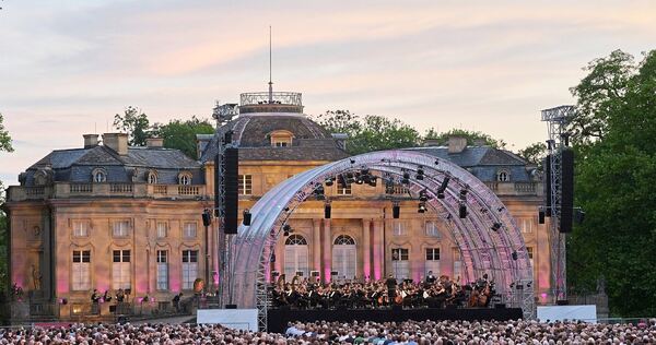 Der Höhepunkt der Ludwigsburger Schlossfestspiele: Die Monrepos Open Air Konzerte vor der Kulisse des Seeschlosses Monrepos.