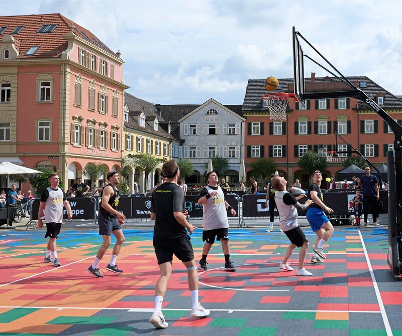 Der Marktplatz hat sich in eine Sportarena verwandelt. Der Marktplatz hat sich in eine Sportarena verwandelt.