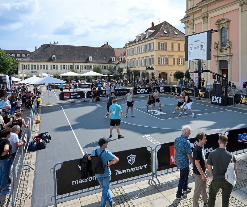 Vor der Stadtkirche sind zwei Spielfelder mit Zuschauerrängen aufgebaut. Vor der Stadtkirche sind zwei Spielfelder mit Zuschauerrängen aufgebaut.