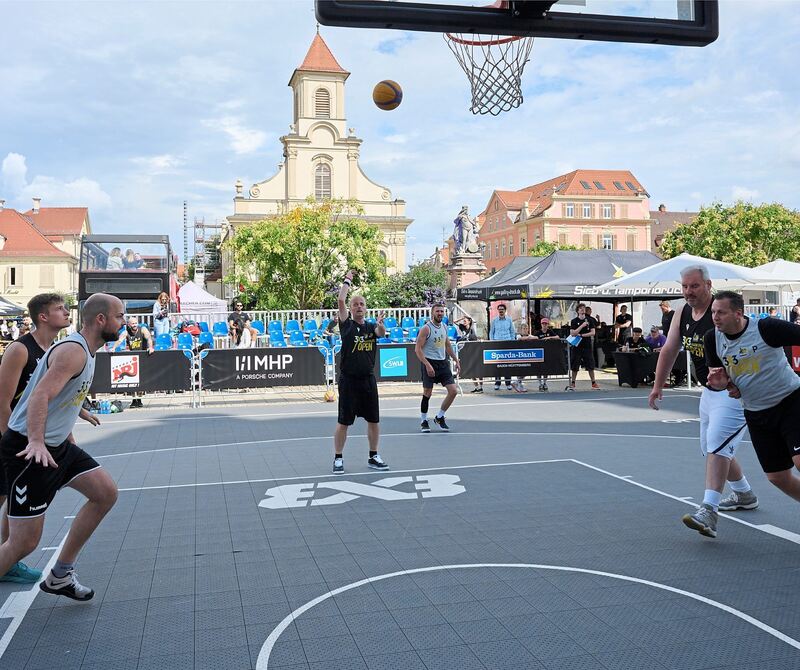 Nach dem Freiwurf geht der Kampf um den Ball weiter. Nach dem Freiwurf geht der Kampf um den Ball weiter.