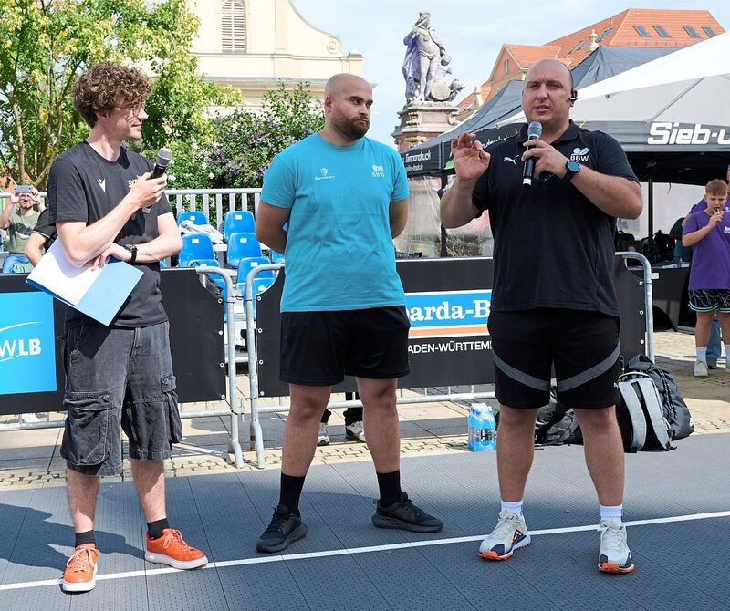 Das Schiedsrichterteam erklärt die Regeln. Das Schiedsrichterteam erklärt die Regeln.