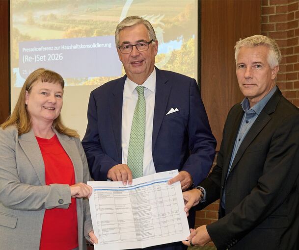 Das ist die Streichliste des Kreises: Landrat Dietmar Allgaier, Finanzdezernentin Bettina Beck und Sanierer Jürgen Kientz planen nächstes Jahr Einsparungen von mehr als 43 Millionen Euro.