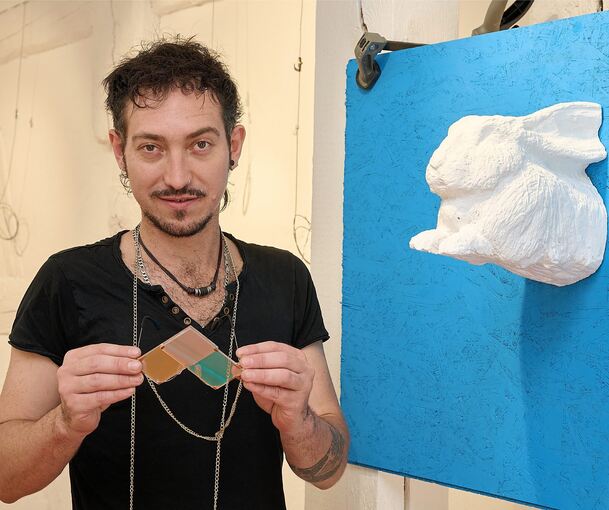 Besondere Ein- und Ausblicke: Valo Valentino mit dem halben Hasen auf Augenhöhe und seiner Hasenbrille.