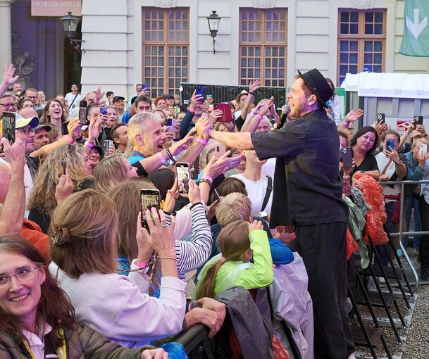 In Ludwigsburg kommt Johannes Oerding seinen Fans ganz nahe.