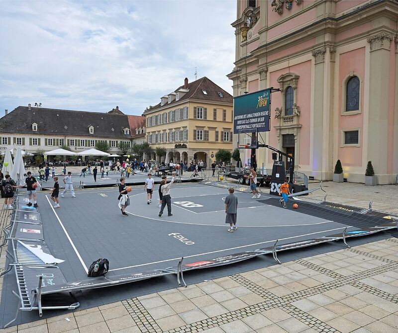 Vor der Stadtkirche sind Spielfelder aufgebaut. Vor der Stadtkirche sind Spielfelder aufgebaut.