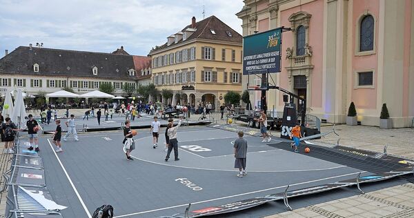 Vor der Stadtkirche sind Spielfelder aufgebaut.