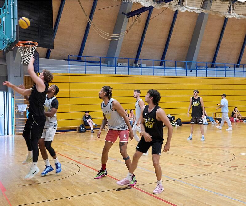 In der Rundsporthalle gehen die Duelle weiter. In der Rundsporthalle gehen die Duelle weiter.
