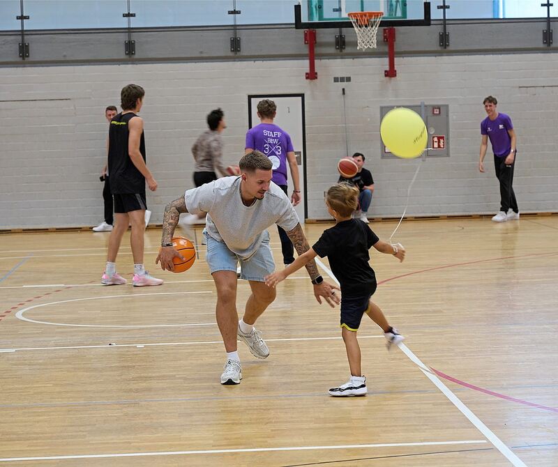 Spielerische Einlagen in der Rundsporthalle. Spielerische Einlagen in der Rundsporthalle.