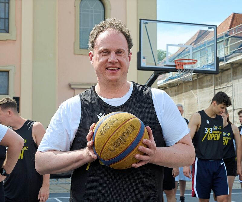 Auch Oberbürgermeister Matthias Knecht spielt mit. Auch Oberbürgermeister Matthias Knecht spielt mit.
