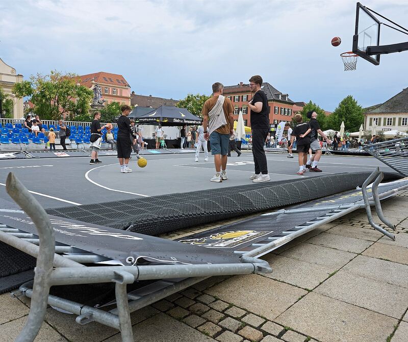 Nach dem Regen geht es auf dem Marktplatz weiter. Nach dem Regen geht es auf dem Marktplatz weiter.