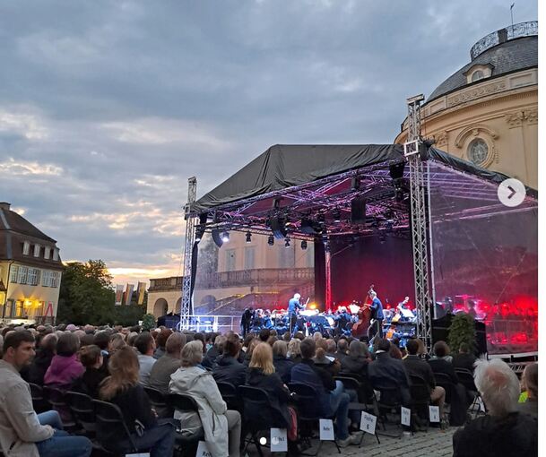 Die Klassische Philharmonie und der Kammerchor Stuttgart lassen unter Leitung von Frieder Bernius Griegs Schauspielmusik vor großartiger Schlosskulisse erklingen.