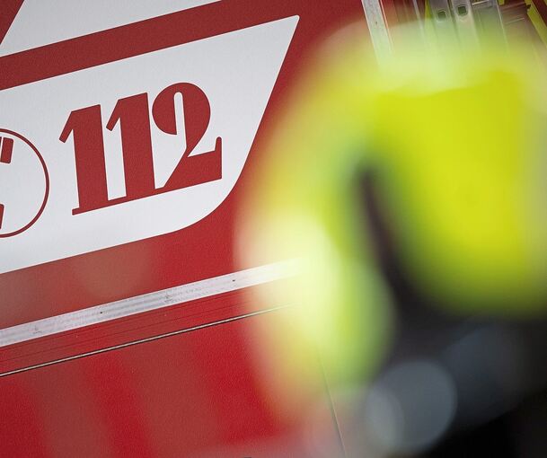 Die Bürgerin hatte die Feuerwehr alarmiert, nachdem sie einen durch das Unwetter hochgedrückten Gullydeckel entdeckt hatte.