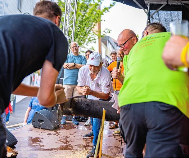 Beim Baumstammsägen haben am Ende die Tennisspieler die Nase vorn.