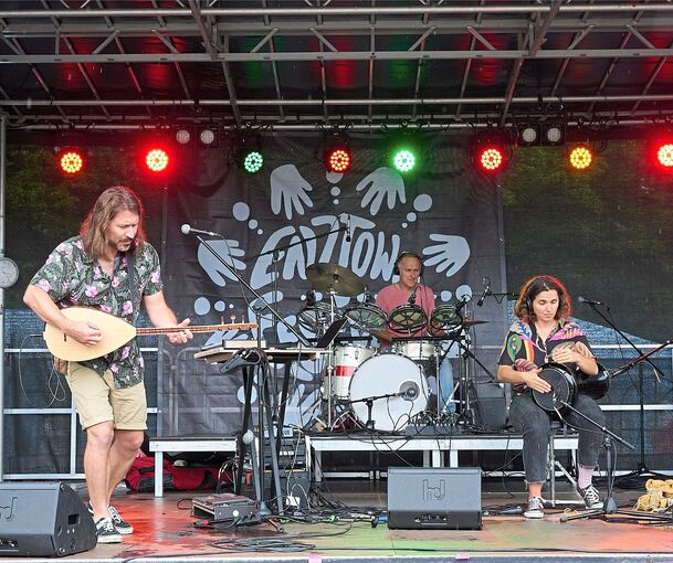 Die Band Kara Oman spielt zum Auftakt.