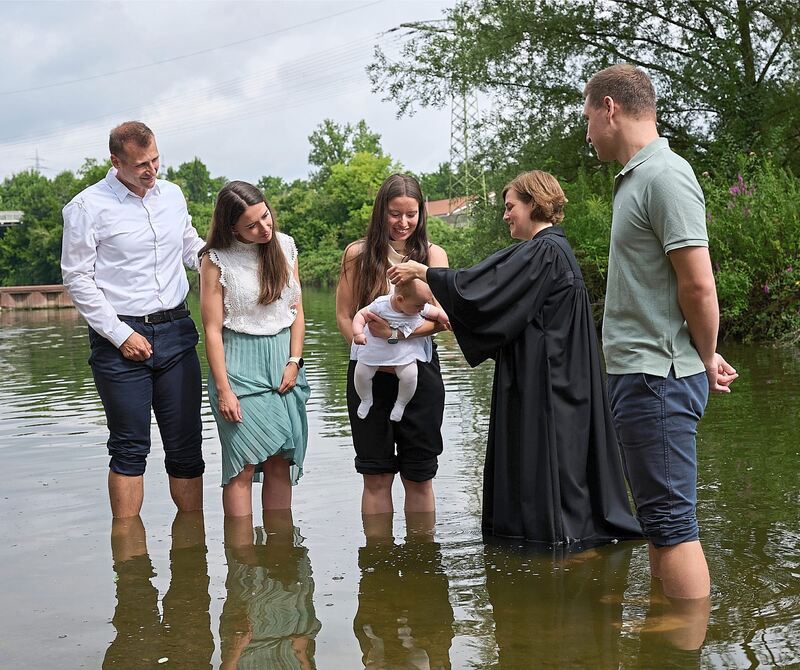 Hier stieg die ganze Tauffamilie in den Fluss. Hier stieg die ganze Tauffamilie in den Fluss.