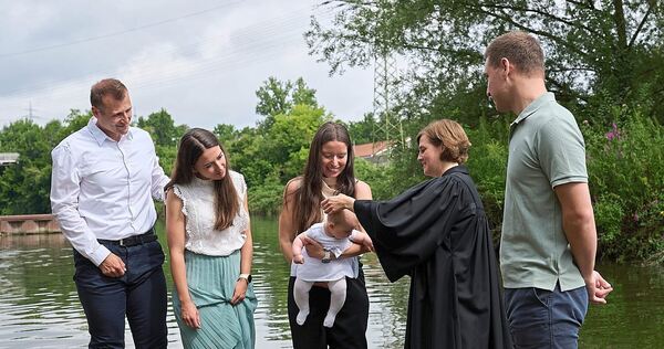 Hier stieg die ganze Tauffamilie in den Fluss.