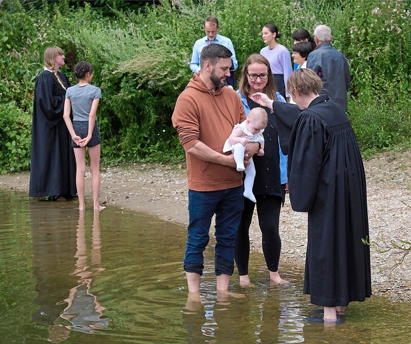 Auch Babys wurden mit Wasser aus dem Neckar getauft. Auch Babys wurden mit Wasser aus dem Neckar getauft.