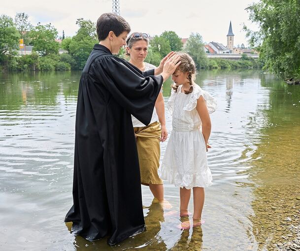 Mit den Füßen im Neckar: Bei diesem besonderen Fest haben sich über 60 Menschen taufen lassen.
